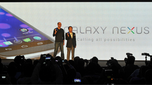  <br><br>  Shin Jong-Kyun, executivo da Samsung, e Andy Rubin, vice-presidente da área mobile do Google, apresentam Galaxy Nexus durante evento em Hong Kong