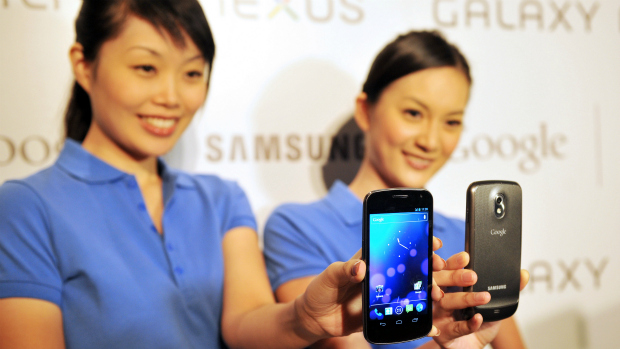Modelos posam com novo celular Galaxy Nexus