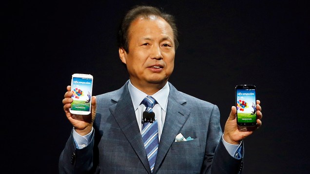 O presidente da divisão de aparelhos móveis da Samsung J. K. Shin apresenta o novo Galaxy S4