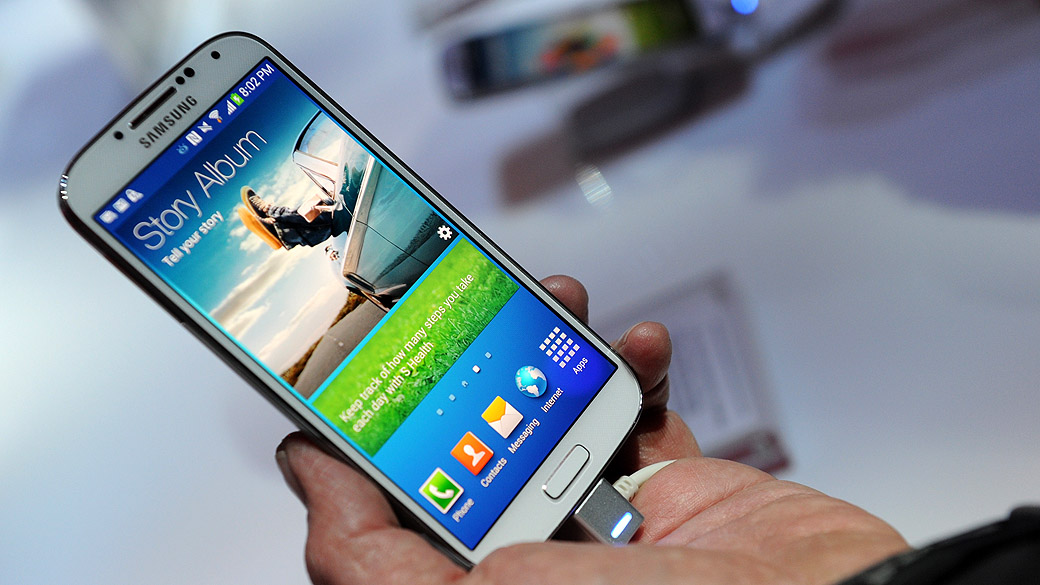 Na foto, a versão atual do smartphone da Samsung, o Galaxy S4