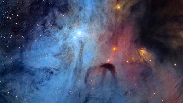 <p>A imagem mostra o colorido e pouco visto centro do sistema de estrelas Rho Ophiuchi. Nesta região é difícil para o olho humano captar detalhes, mesmo com o uso do telescópio</p>