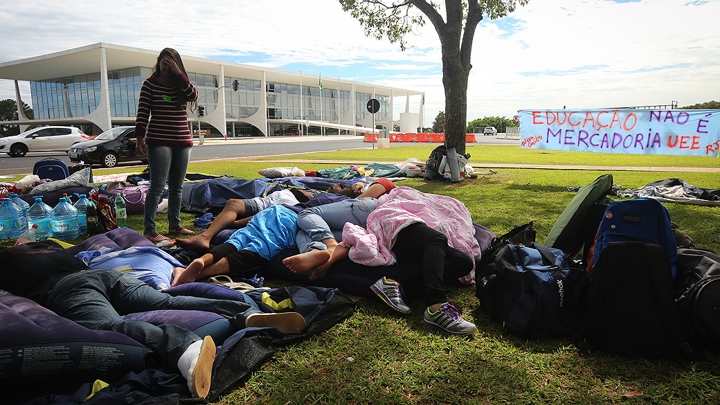 Alunos da Gama Filho protestam próximo ao Palácio do Planalto
