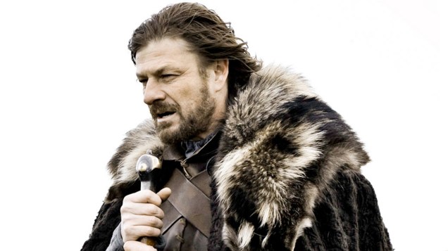 Sean Bean (Senhor dos Anéis) é o austero Eddard "Ned" Stark, patriarca de uma tradicional família do gelado norte de Westeros, o continente imaginário onde acontece a série