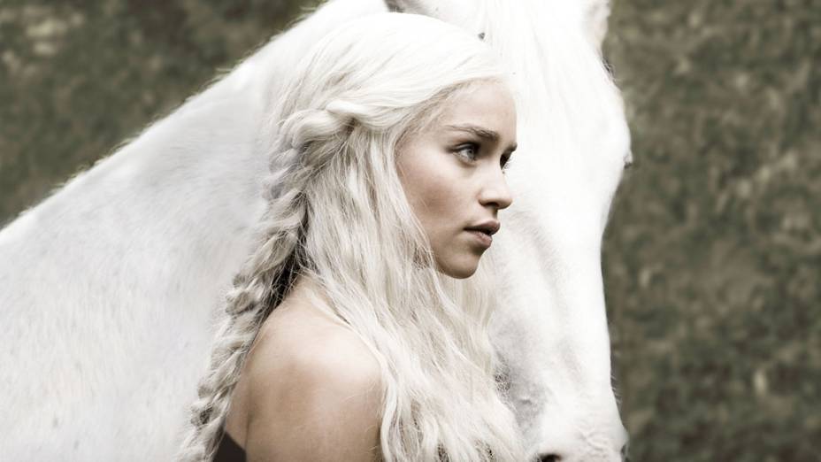 Daenerys Targaryen (Emilia Clarke, Doctors) e seu irmão mais velho, Viserys, são os últimos sobreviventes da dinastia que governava Westeros antes da Rebelião de Robert derrubá-la do trono