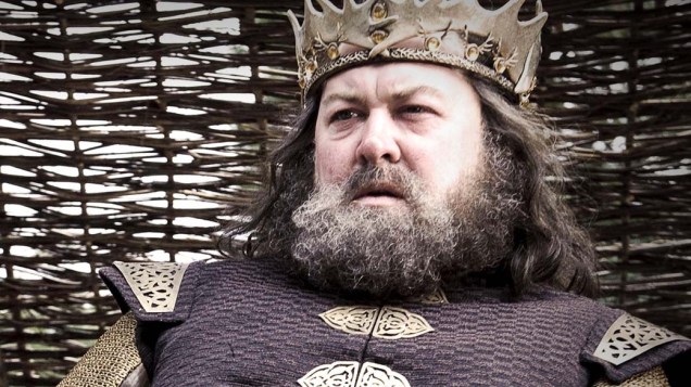 Há 17 anos, Robert Baratheon (Mark Addy, Robin Hood) foi o líder da implacável rebelião que derrubou a dinastia Targaryen, depois de 300 anos no poder. O rei é amigo de infância de Ned Star, os dois foram criados juntos Há 17 anos, Robert Baratheon (Mark Addy, Robin Hood) foi o líder da implacável rebelião que derrubou a dinastia Targaryen, depois de 300 anos no poder. O rei é amigo de infância de Ned Star, os dois foram criados juntos