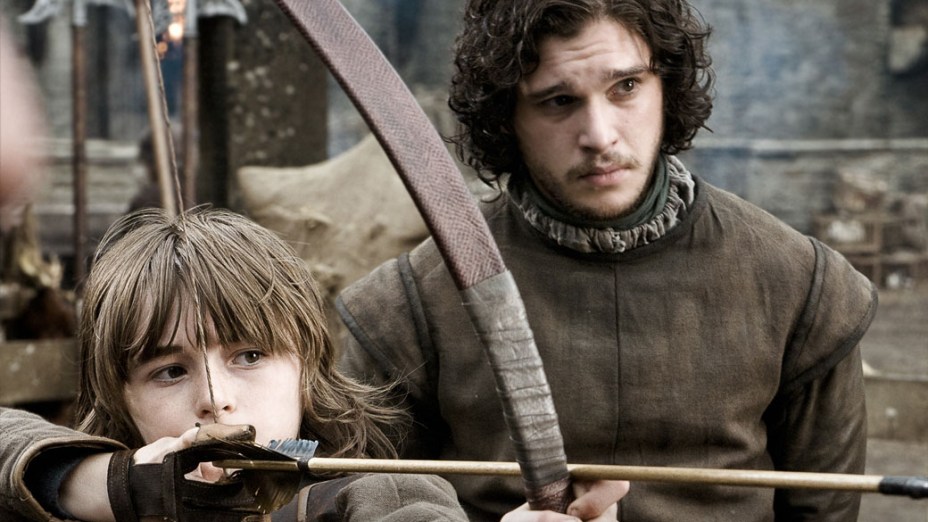 O bastardo de Ned Stark, Jon Snow (Kit Harington, estreante), ensina o meio-irmão, Brandon Stark (Isaac Hempstead-Wright, também estreante), a atirar com o arco e flecha em Winterfell, no norte do continente de Westeros