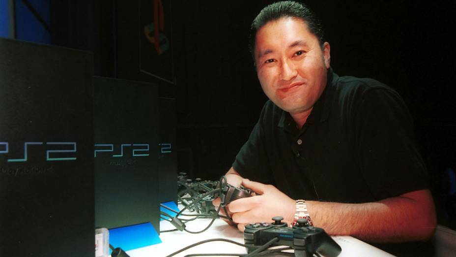 Kaz Hirai, presidente e chefe do escritório de operações da Sony na América, em Los Angeles, Califórnia, posa ao lado do Playstation 2  em 10/05/2000
