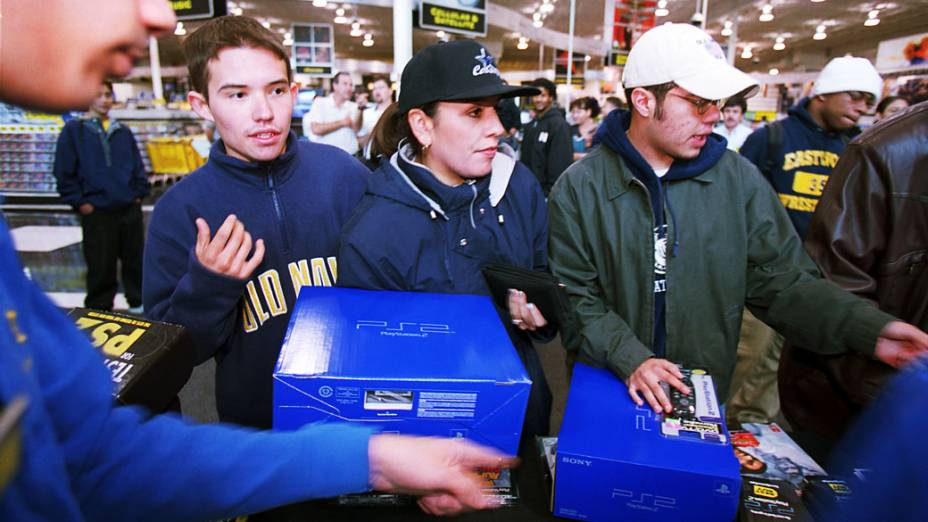 Fãs fazem fila na loja Best Buy, em El Paso, Texas, para comprar o novo console PlayStation 2, em 26/10/2000