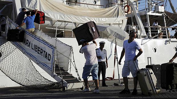 Tripulação argentina volta para fragata com novas bagagens antes de deixar Gana