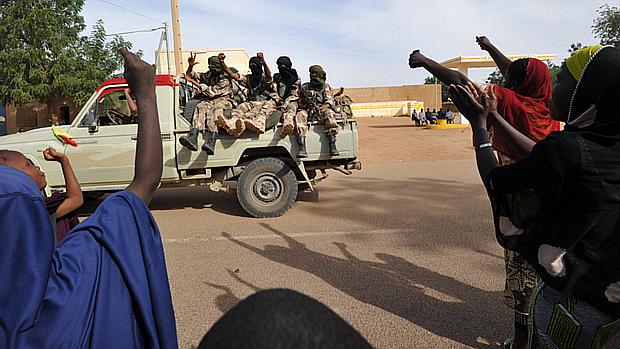 Moradores saúdam soldados malinenses na região de Gao, até então controlada por islamitas