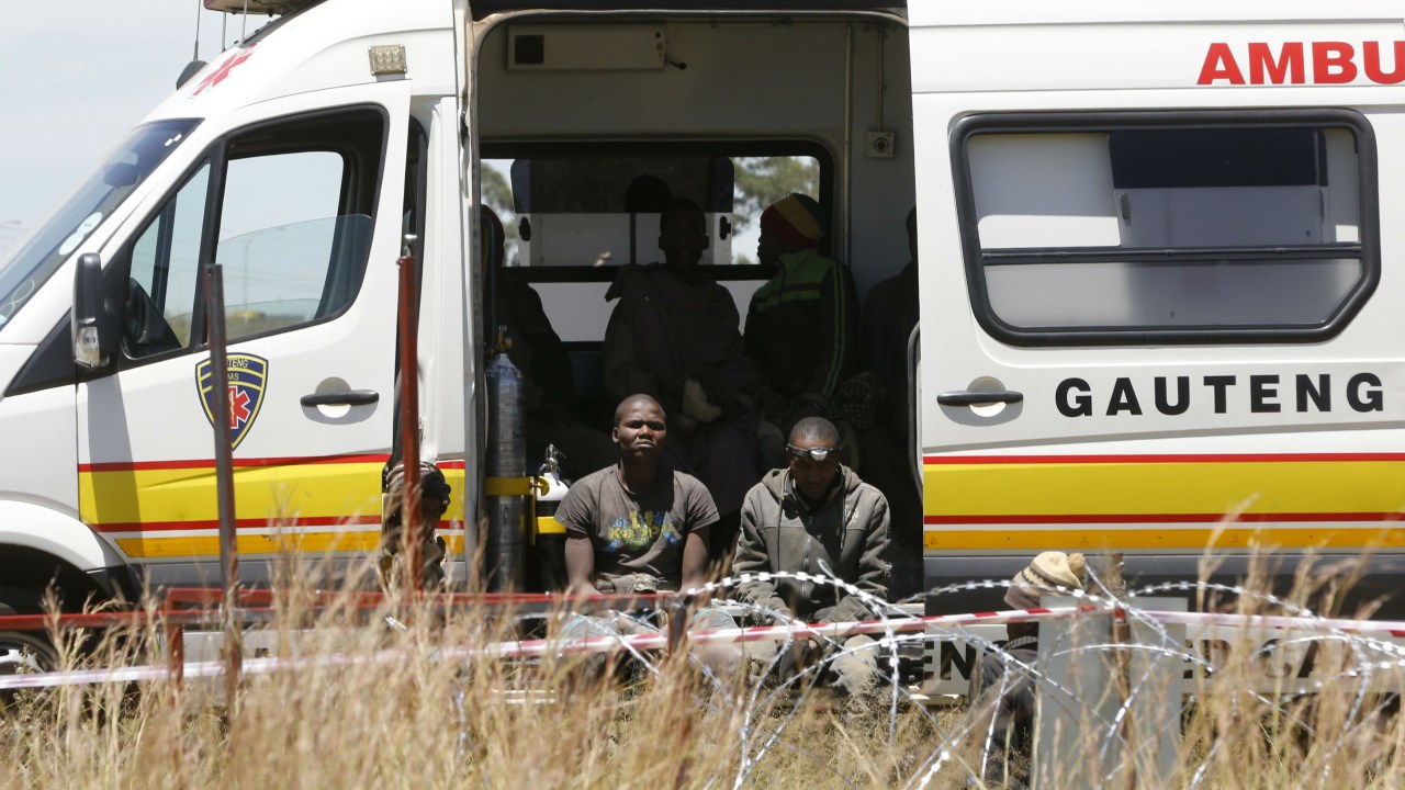 Garimpeiros ilegais foram presos após saírem de uma mina de ouro que desabou em Benoni, ao leste de Johannesburgo