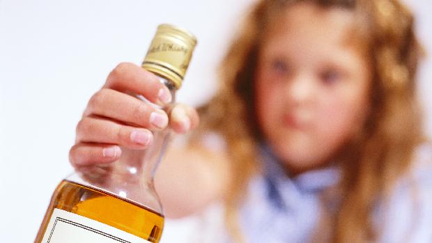 Pesquisa sobre alcoolismo: jovens começam a beber ainda crianças, geralmente em casa ou na presença de familiares