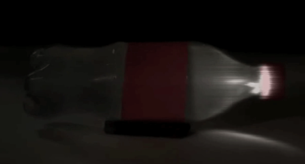 Super câmera lenta: o dispositivo criado no MIT consegue registrar, quadro a quadro, a evolução de um feixe de luz atravessando uma garrafa de um litro