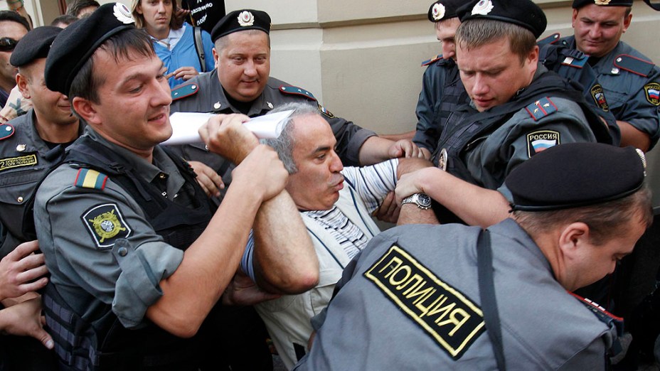 Polícia russa prende o famoso enxadrista e ativista de oposição Garry Kasparov