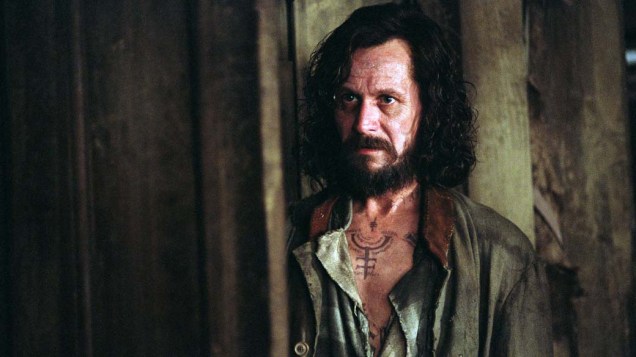 No papel do bruxo fugitivo da polícia Sirius Black, Gary Oldman tem grande importância nas tramas de <em>Harry Potter e o Prisioneiro de Azkaban</em> (quando se revela para Harry como seu padrinho), <em>Harry Poter e o Cálice de Fogo</em>, <em>Harry Potter e a Ordem da Fênix</em> (quando seu personagem morre) e na segunda parte de <em>Harry Potter e as Relíquias da Morte</em>.