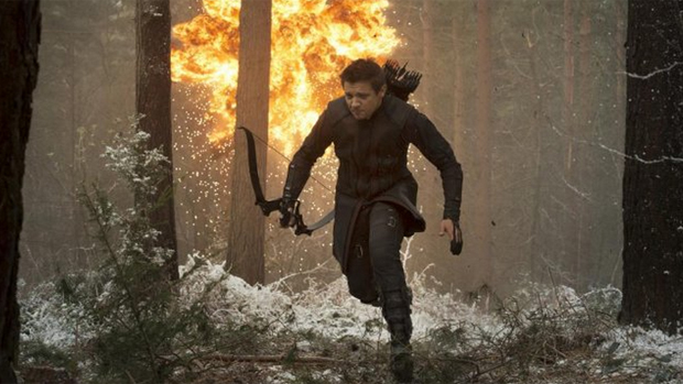 Gavião Arqueiro (Jeremy Renner) em cena do filme Vingadores - Era de Ultron