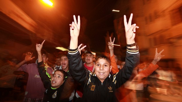 Garotos palestinos comemoram cessa-fogo em Gaza