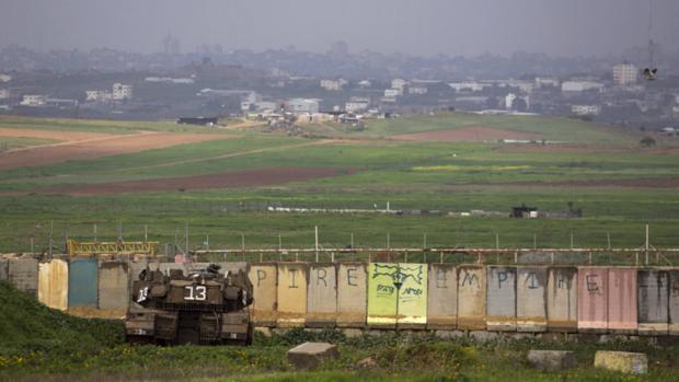 Tanque israelense posicionado ao norte da Faixa de Gaza