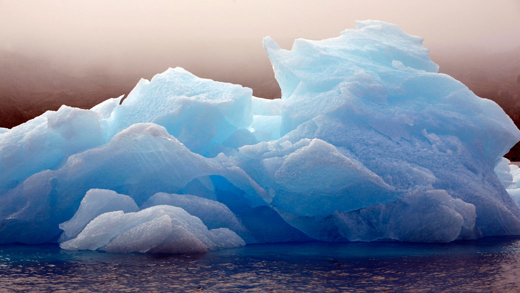 Pedaço de geleira flutua na baía de Ammassalik, na Groenlândia