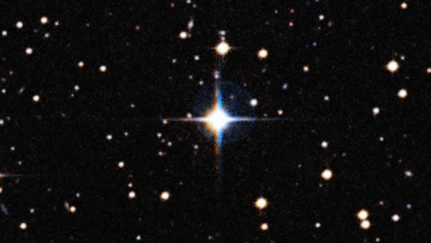"Irmã" mais velha: gêmea solar HIP 102152, situada a 250 anos-luz de distância da Terra, na constelação de Capricórnio