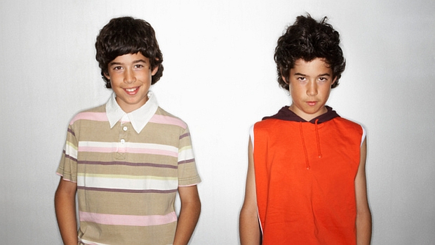Esses dois primos parecem mais irmãos gêmeos são idênticos maravilhosos