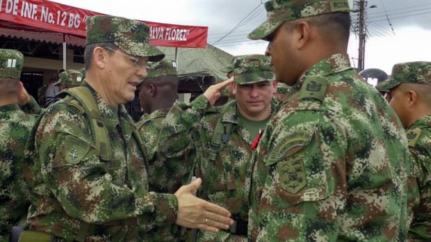 O general Rubén Alzate (esq), sequestrado pelas Farc, em foto de agosto deste ano divulgada pelo Exército da Colômbia