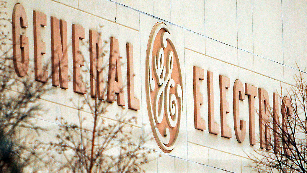 Logotipo da General Electric em uma unidade da empresa em Lynn, Massachusetts
