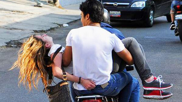 Génesis Carmona é socorrida após ser baleada em protesto