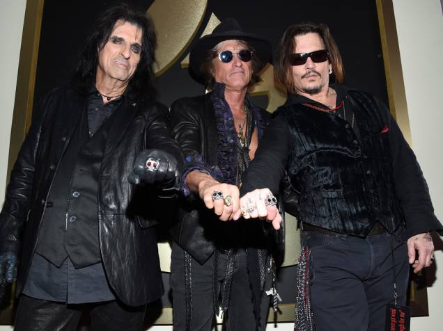 Alice Cooper, Joe Perry e Johnny Depp no tapete vermelho do Grammy 2016