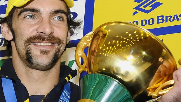 Giba seleção de vôlei com troféu