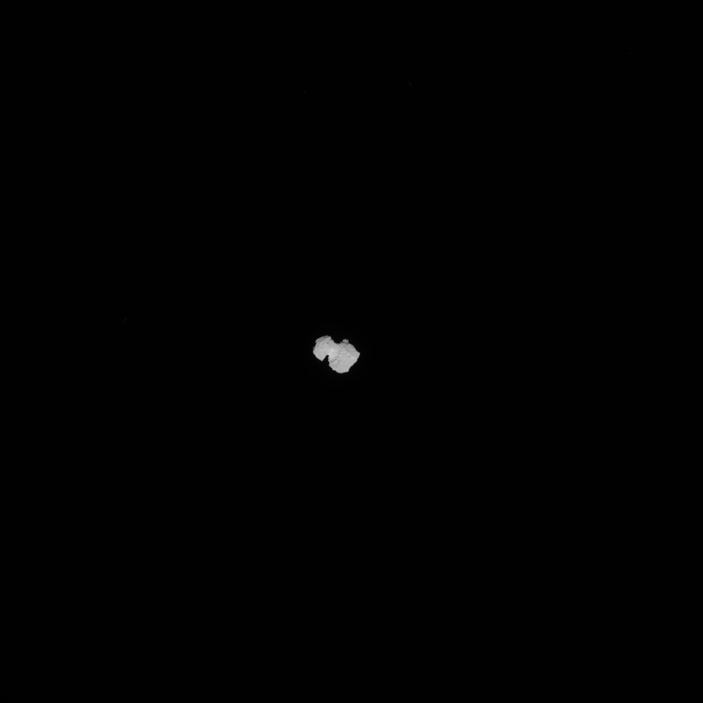Rosetta se aproxima do cometa 67P/C-G. A primeira foto, mais distante, foi tirada no dia 1 de agosto, a uma distância de 832 quilômetros, e a última é do dia 6 de agosto, a 110 quilômetros