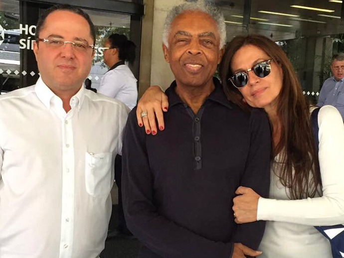 Gilberto Gil deixa o Hospital Sírio-Libanês, em São Paulo, após treze dias internado