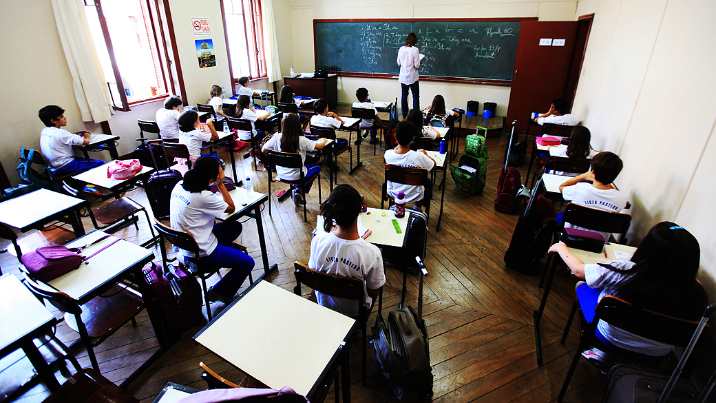 Crianças em sala de aula na escola Liceu Pasteur, onde Gilberto Kassab estudou quando criança
