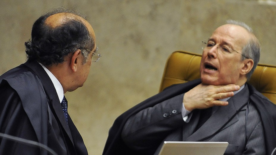 Os ministros Gilmar Mendes e Celso de Mello durante retomada do julgamento do mensalão