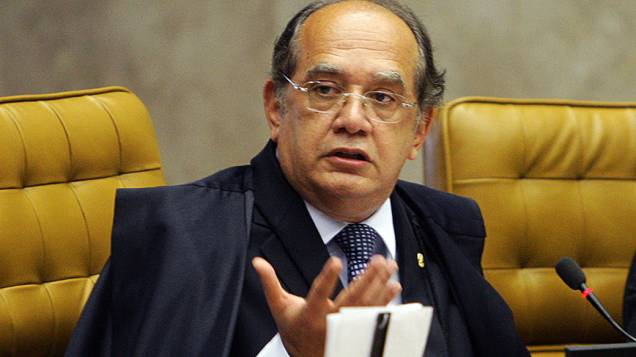 Ministro Gilmar Mendes faz a leitura do seu voto em sessão do Supremo Tribunal Federal (STF), em Brasília, durante o julgamento do processo do Mensalão