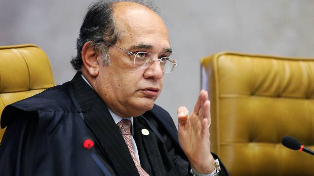 Ministro Gilmar Mendes durante sessão que julga o mensalão, em 17/10/2012