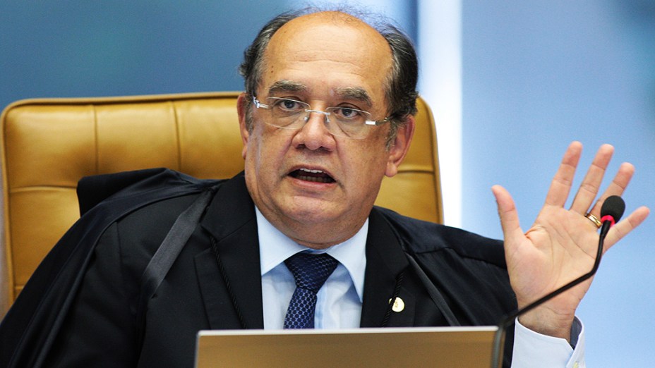 Ministro Gilmar Mendes durante sessão que julga o mensalão, em 10/12/2012
