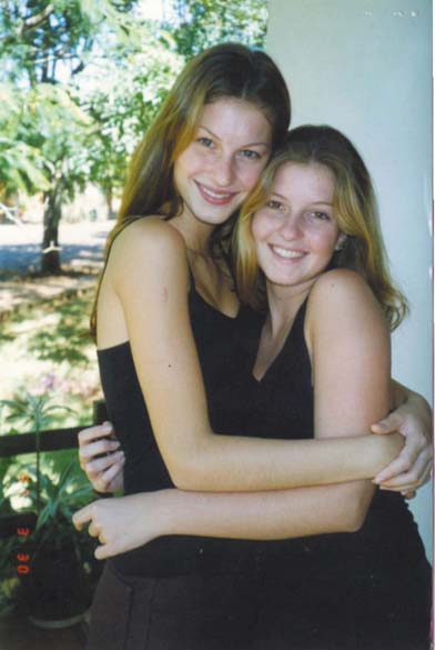 Gisele com a irmã gêmea, Patrícia, em Horizontina (RS), sua cidade natal