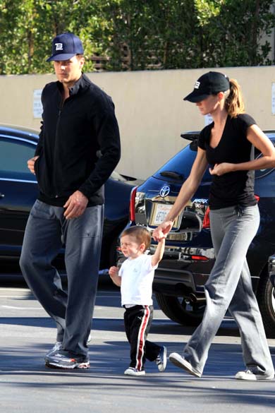 Gisele e Tom Brady levam John para passear. Ele é filho do jogador com a atriz Bridget Moynahan