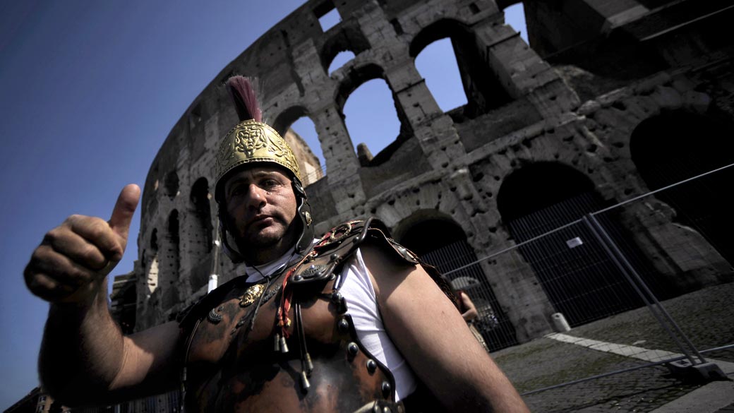 Gladiator em frente ao Coliseu, em Roma