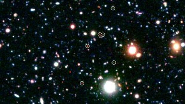 Conglomerado COSMOS-AzTEC3 que está em possível processo de união para formação de uma nova galáxia