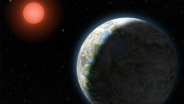 Concepção artística do planeta Gliese 581d orbitando a anã vermelha no sistema que fica a 20 anos luz da Terra