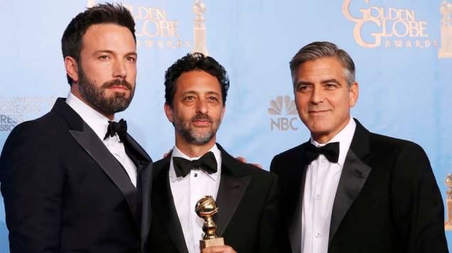 Ben Affleck com os produtes de <em>Argo</em>, Grant Heslov e George Clooney, vencedor da categoria melhor filme de drama