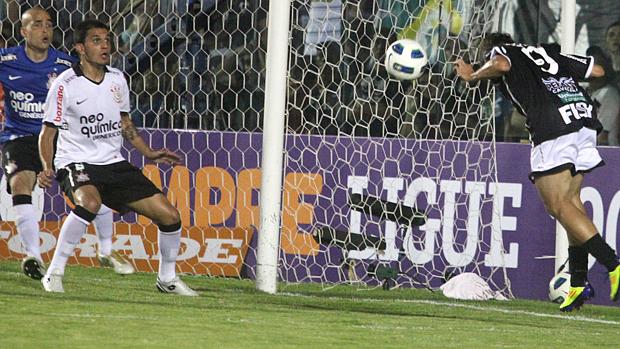 Osvaldo, do Ceará, cabeceia a bola durante partida contra o Corinthians, durante partida válida pela 35ª rodada do Campeonato Brasileiro