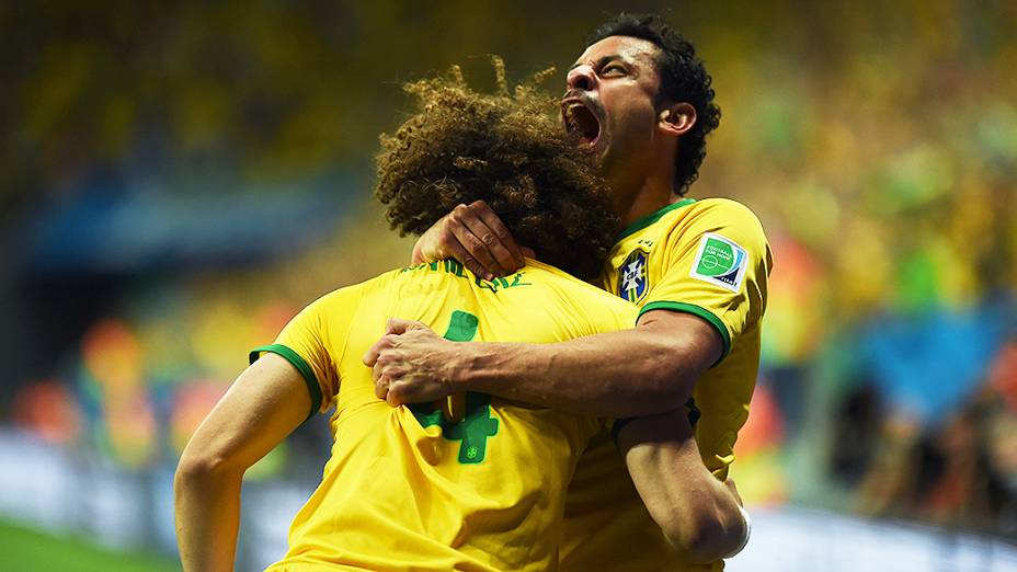 Fred comemora com David Luiz o terceiro gol do Brasil contra Camarões no Mané Garrincha, em Brasília