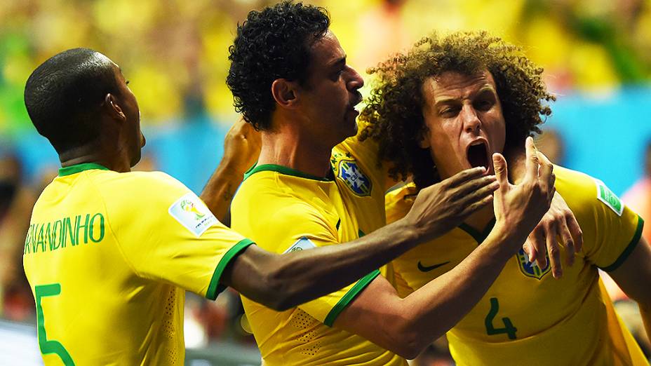 Jogadores do Brasil comemoram o terceiro gol do Brasil contra Camarões no Mané Garrincha, em Brasília