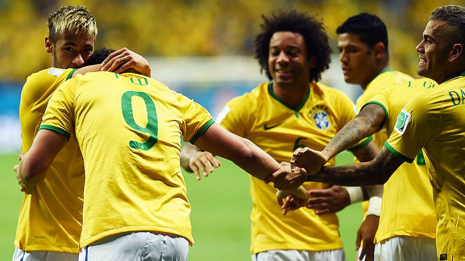 Jogadores do Brasil cumprimentam Fred pelo terceiro gol contra Camarões no Mané Garrincha, em Brasília