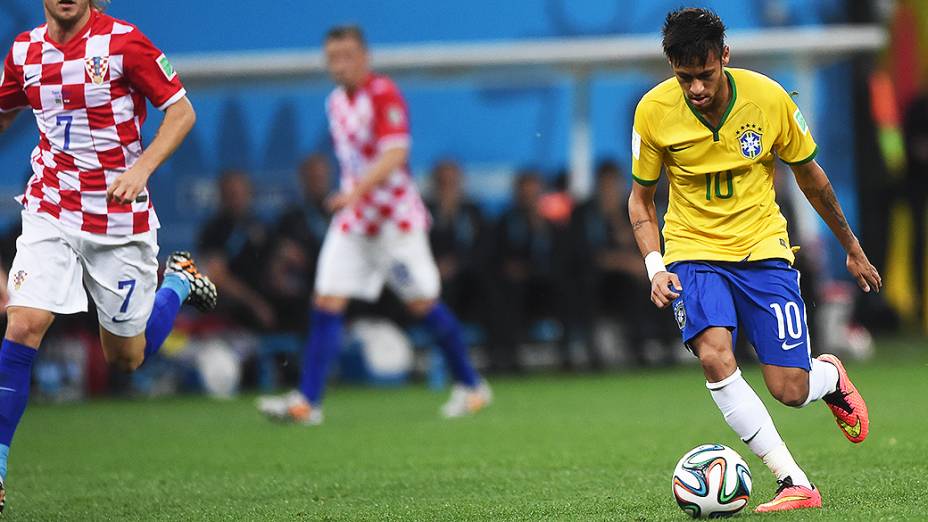 Neymar comemora o primeiro gol do Brasil contra Camarões no Mané Garrincha, em Brasília