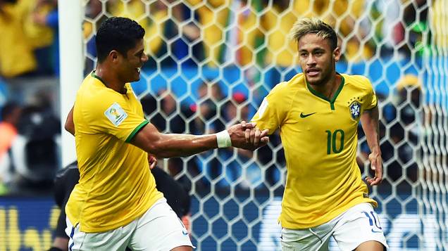 Jogadores do Brasil comemoram o segundo gol contra a Itália, pela Copa das Confederações, em Salvador