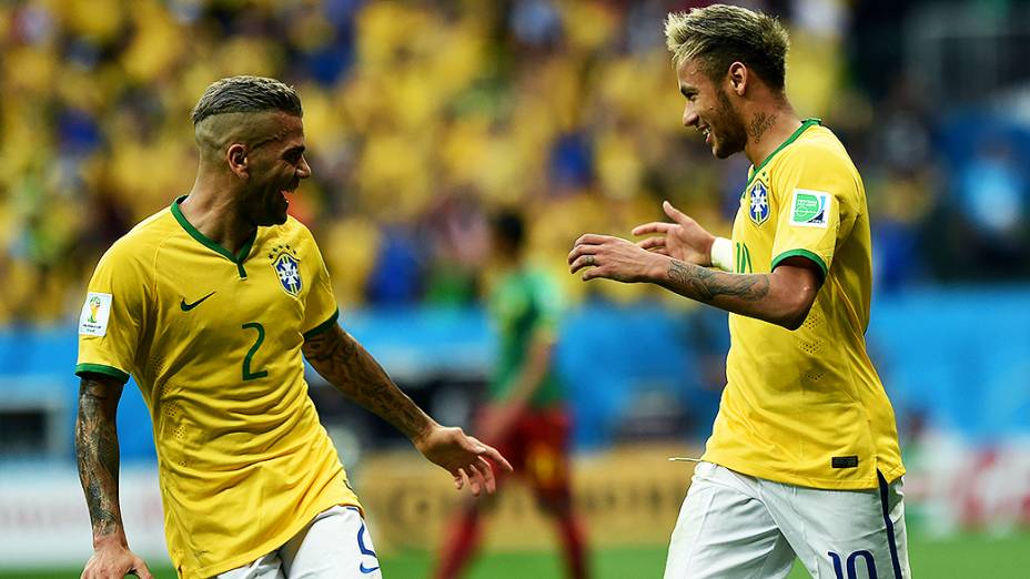 Neymar comemora com Daniel Alves gol contra Camarões no Mané Garrincha, em Brasília